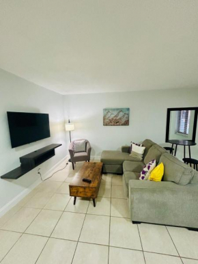 Apartment in Hollywood close to shops & beach 108